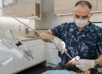 Soigner une carie sans dentiste