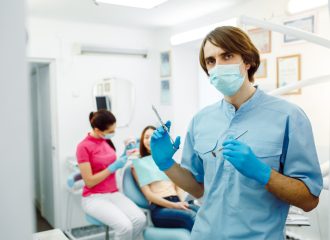 dentiste-concentre-clinique